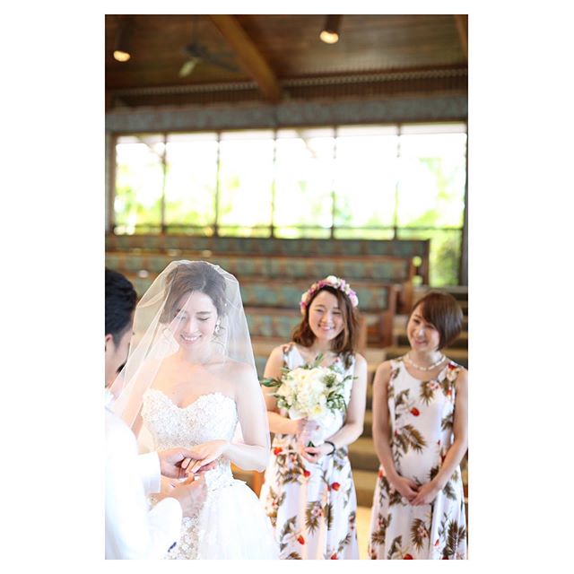 .ブライズメイドが側にいれば緊張もほぐれて笑顔の挙式に..... @makoozaki  @hisami_hairmake Produced by @la.chic.weddings