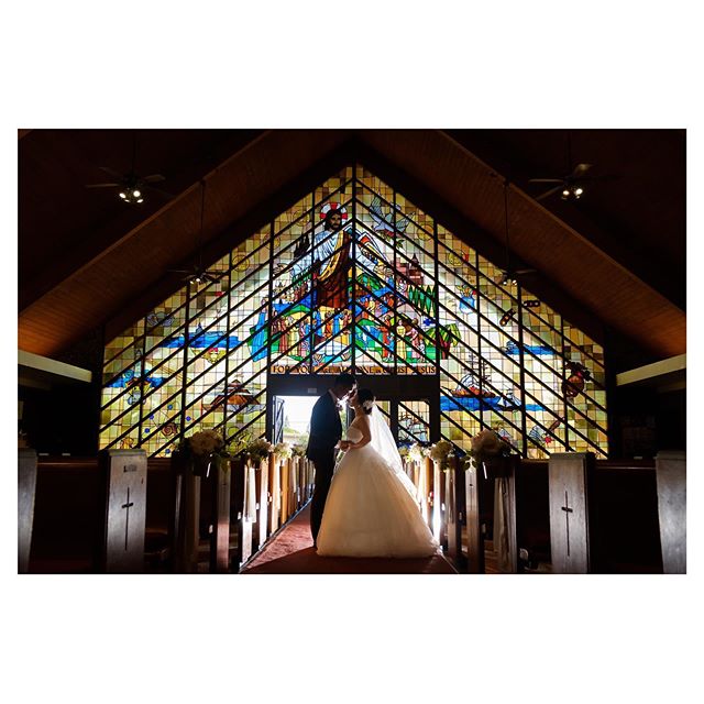 .三角屋根とステンドグラスが印象的な️モアナルアコミュニティ教会.. @mak_ishii Produced by @la.chic.weddings